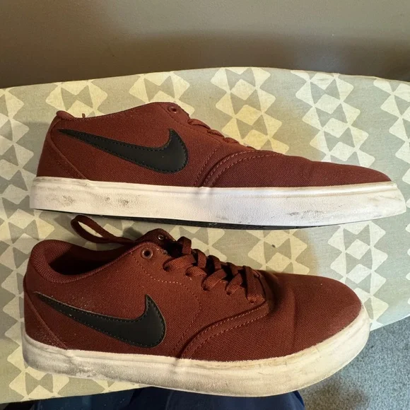 Nike maroon skate shoe - Picture 3 of 5